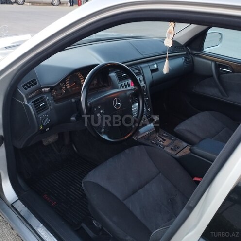 Mercedes E 270 1999, 366,000 km - 2.7 l - Bakı