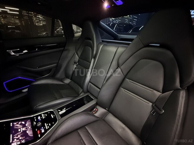 Porsche Panamera 4-8
