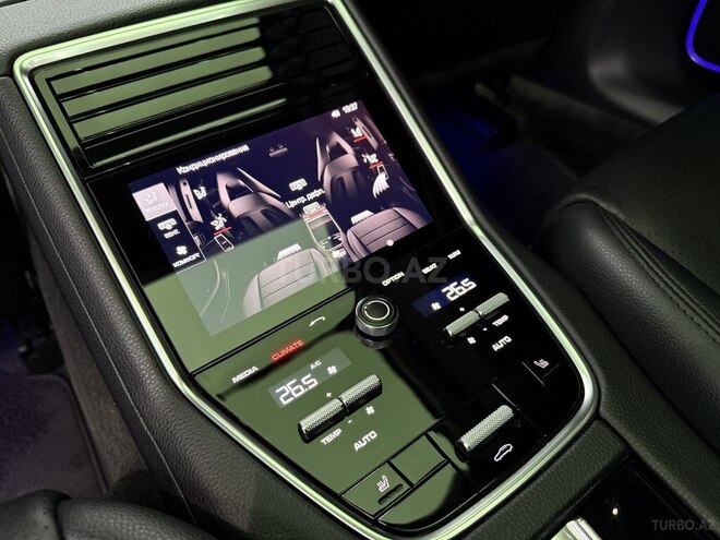 Porsche Panamera 4-10