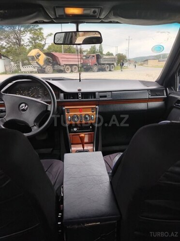 Mercedes E 260 1992, 521,236 km - 2.6 l - Quba