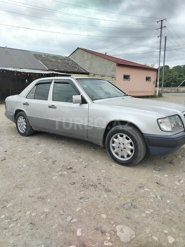 Mercedes E 260 1992, 521,236 km - 2.6 l - Quba