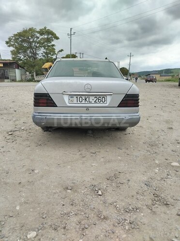 Mercedes E 260 1992, 521,236 km - 2.6 l - Quba