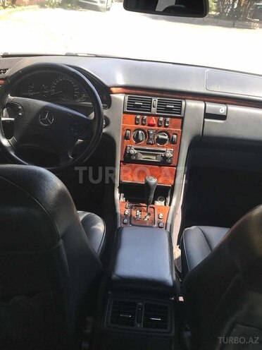 Mercedes E 240 2001, 305,988 km - 2.4 l - Bakı