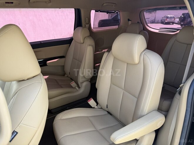Kia Carnival-13