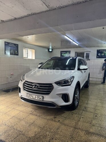 Hyundai Grand Santa Fe-1