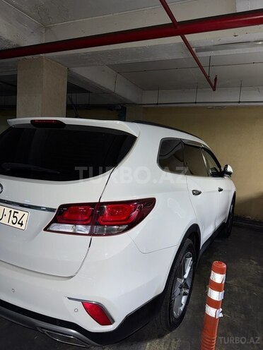 Hyundai Grand Santa Fe-5
