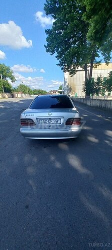 Mercedes E 240 2000, 379,011 km - 2.4 l - İsmayıllı