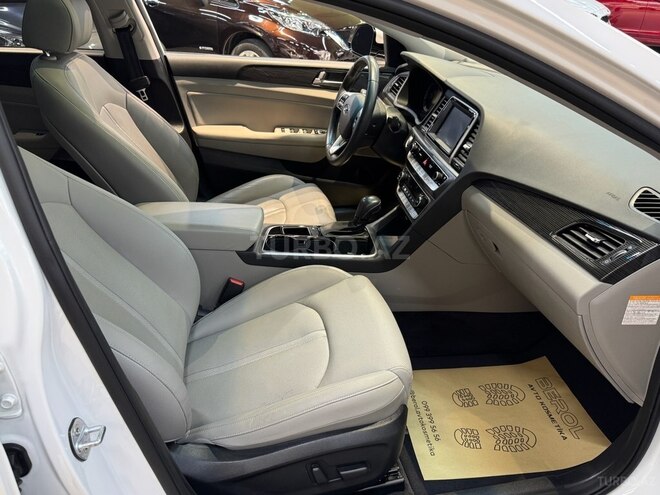 Hyundai Sonata-16
