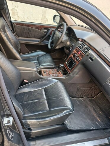 Mercedes E 240 2000, 292,000 km - 2.4 l - Bakı