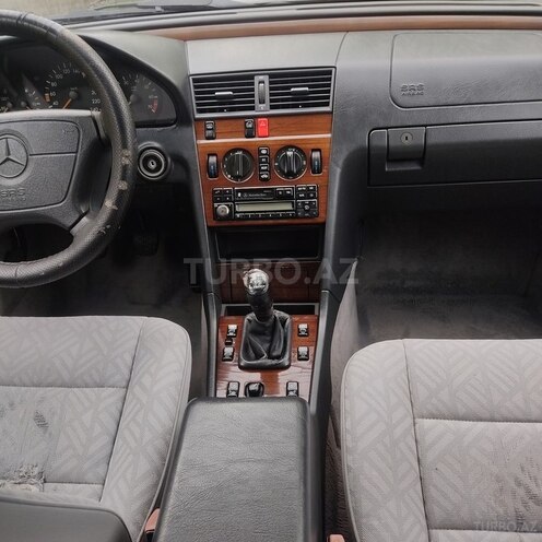 Mercedes C 220 1994, 300,000 km - 2.2 л - Qax