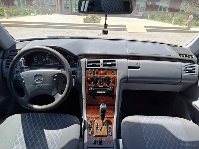 Mercedes E 240 2000, 300,000 km - 2.6 l - Bakı