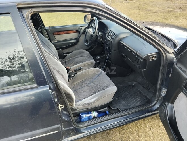 Opel Vectra 1994, 350,000 km - 1.8 l - Qax