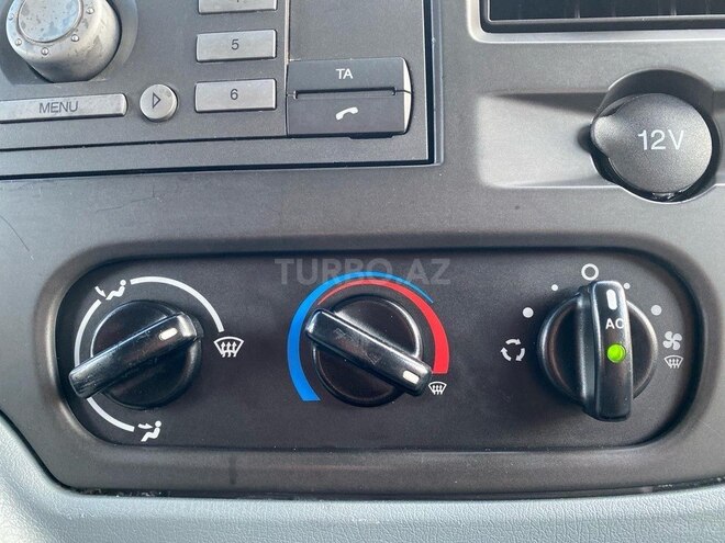 Ford Transit-17