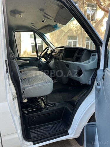 Ford Transit-9