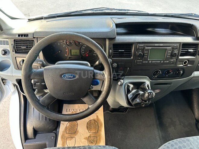 Ford Transit-16