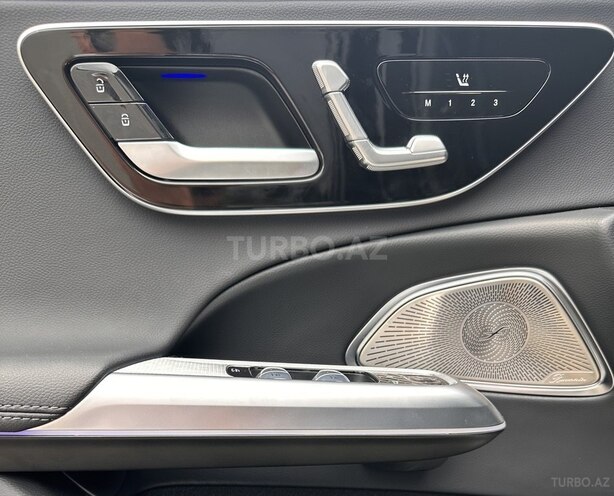 Mercedes E 300 e-11