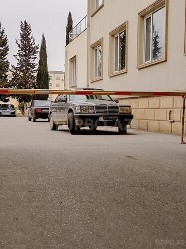Mercedes 190 1991, 300,000 km - 2.0 l - Saatlı