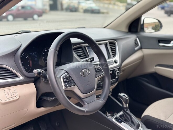Hyundai Accent-11