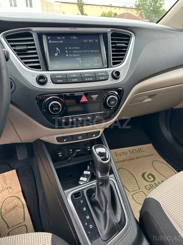 Hyundai Accent-12