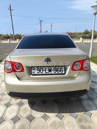 Volkswagen Jetta 2005, 283,500 km - 1.6 l - Saatlı