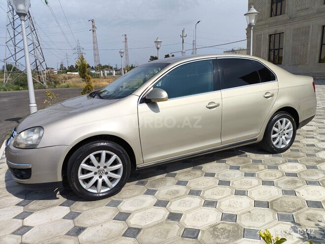 Volkswagen Jetta 2005, 283,500 km - 1.6 l - Saatlı