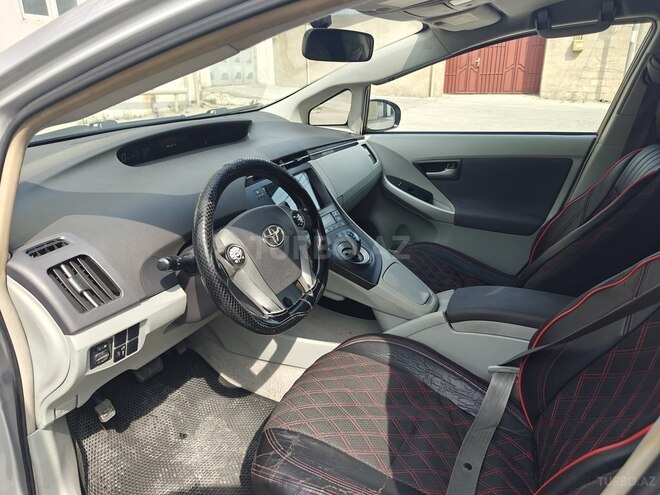 Toyota Prius-12