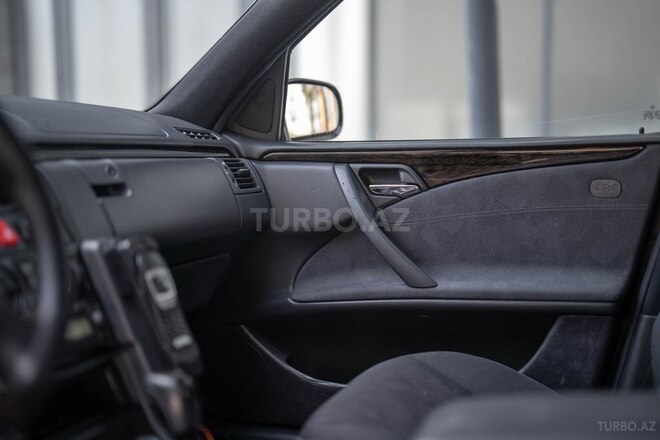 Mercedes E 240 2002, 170,000 km - 2.4 l - Bakı
