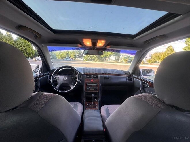 Mercedes E 240 2001, 320,555 km - 2.6 l - Qazax