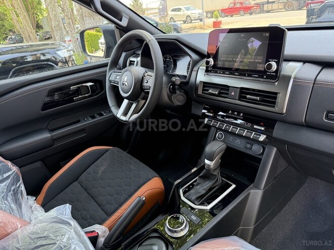 Mitsubishi L200-17