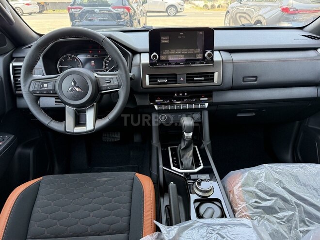 Mitsubishi L200-13