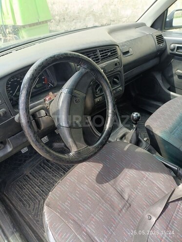 Volkswagen Golf 1993, 390,235 km - 1.9 l - Balakən