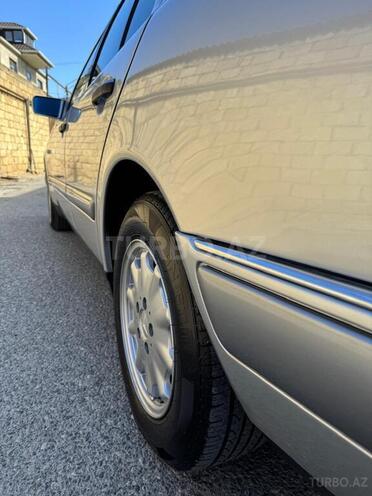 Mercedes E 240 1998, 193,500 km - 2.4 l - Sumqayıt