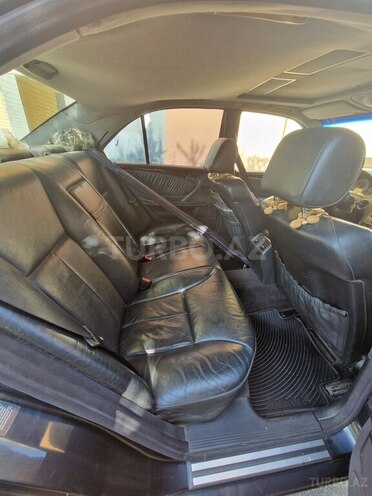 Mercedes E 240-4