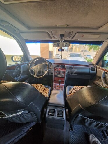 Mercedes E 240-3
