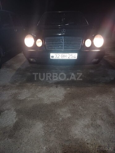 Mercedes E 230 1995, 230,000 km - 2.3 l - Naftalan