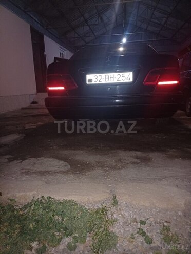 Mercedes E 230 1995, 230,000 km - 2.3 l - Naftalan