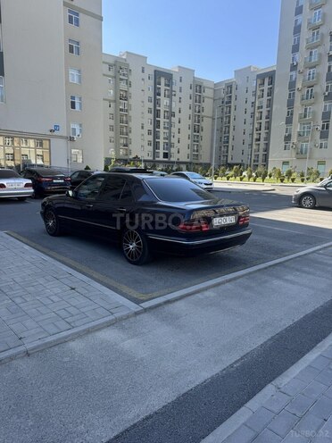 Mercedes E 240 2000, 123,456 km - 2.6 l - Bakı