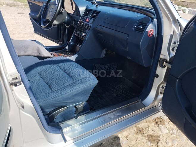 Mercedes C 200 2000, 372,232 km - 2.0 l - Salyan