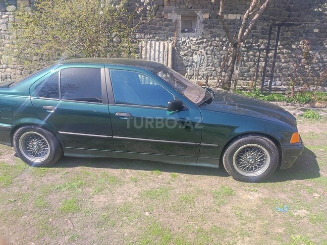 BMW 318 1993, 350,000 km - 1.8 l - Qax
