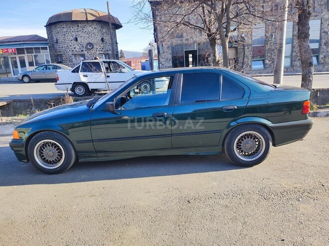 BMW 318 1993, 350,000 km - 1.8 l - Qax