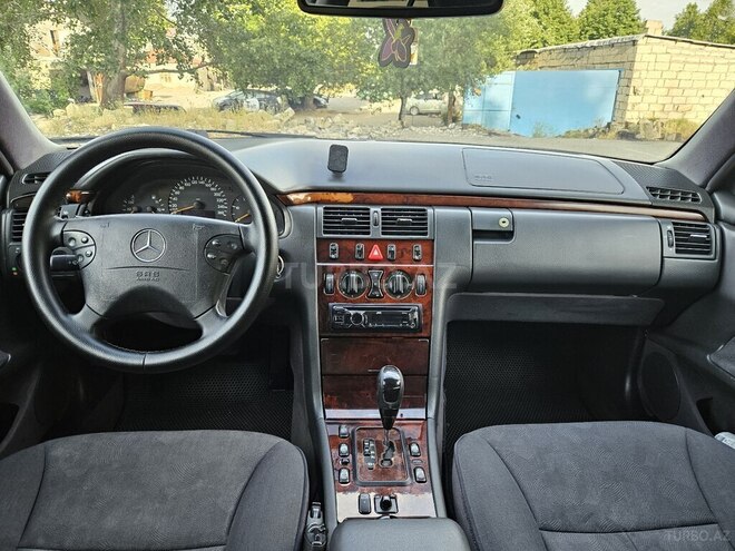 Mercedes E 220 d 2001, 335,000 km - 2.2 л - Bərdə