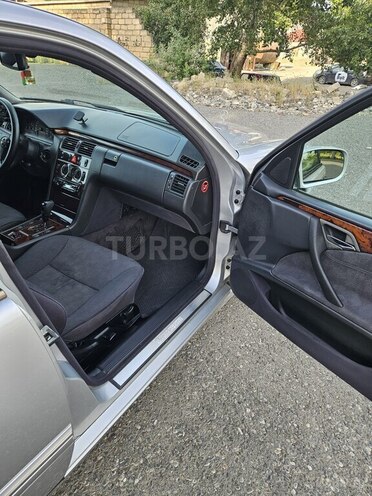 Mercedes E 220 d 2001, 335,000 km - 2.2 л - Bərdə