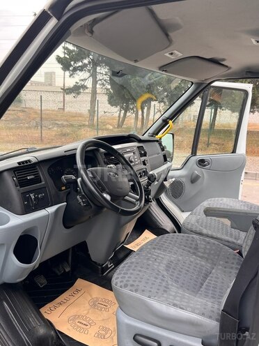 Ford Transit-10
