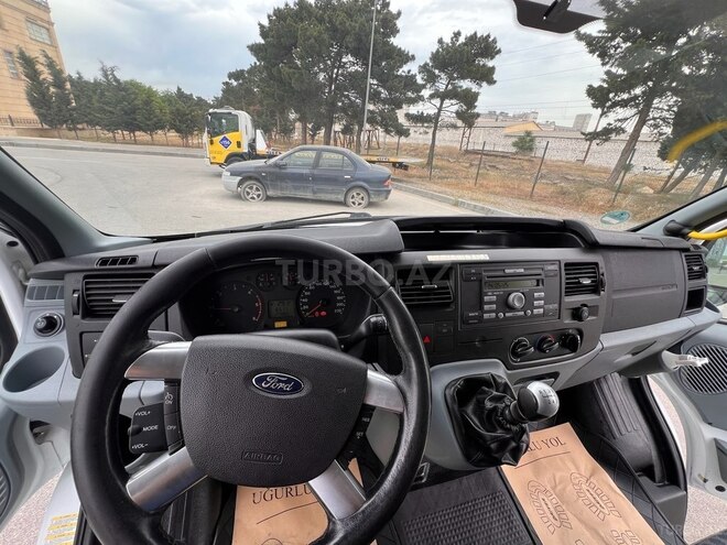 Ford Transit-9
