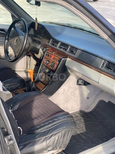 Mercedes E 250 1993, 365,214 km - 2.5 l - Qazax