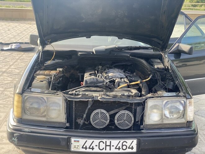 Mercedes E 250 1993, 365,214 km - 2.5 l - Qazax