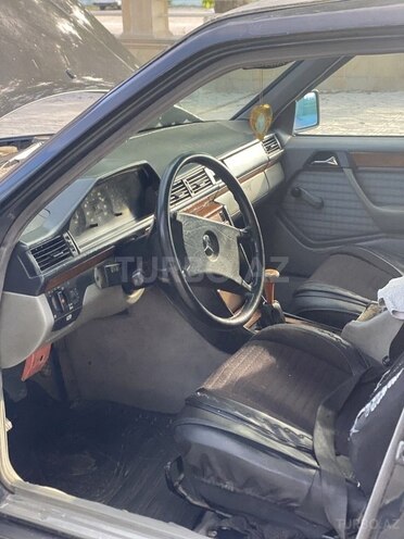 Mercedes E 250 1993, 365,214 km - 2.5 l - Qazax