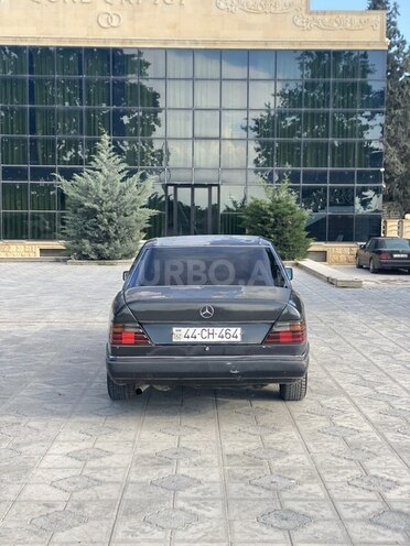 Mercedes E 250 1993, 365,214 km - 2.5 l - Qazax