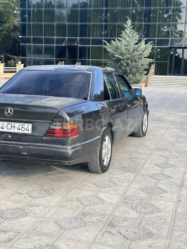 Mercedes E 250 1993, 365,214 km - 2.5 l - Qazax