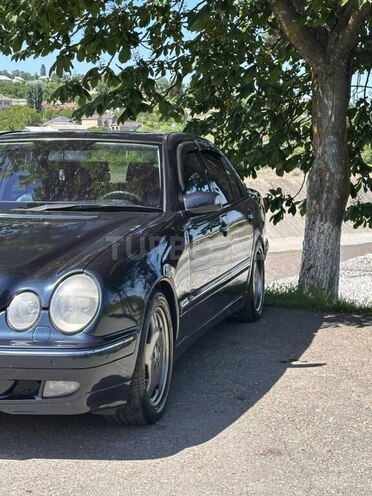 Mercedes E 280 1999, 300,000 km - 2.8 l - Quba